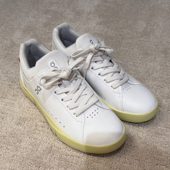 Women’s ON The Roger Sneakers 7.5 - Picture 1 of 5